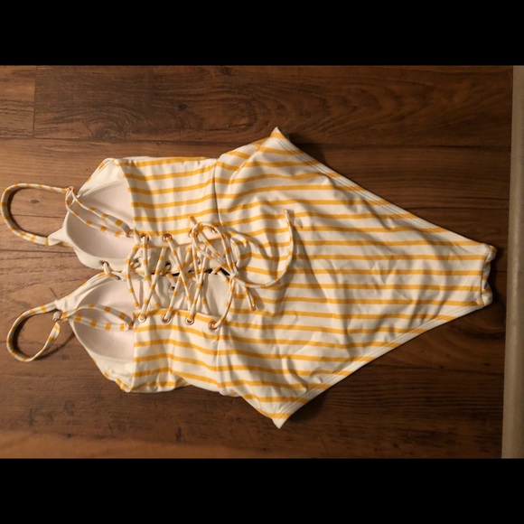 Yellow stripped one piece - Picture 4 of 4